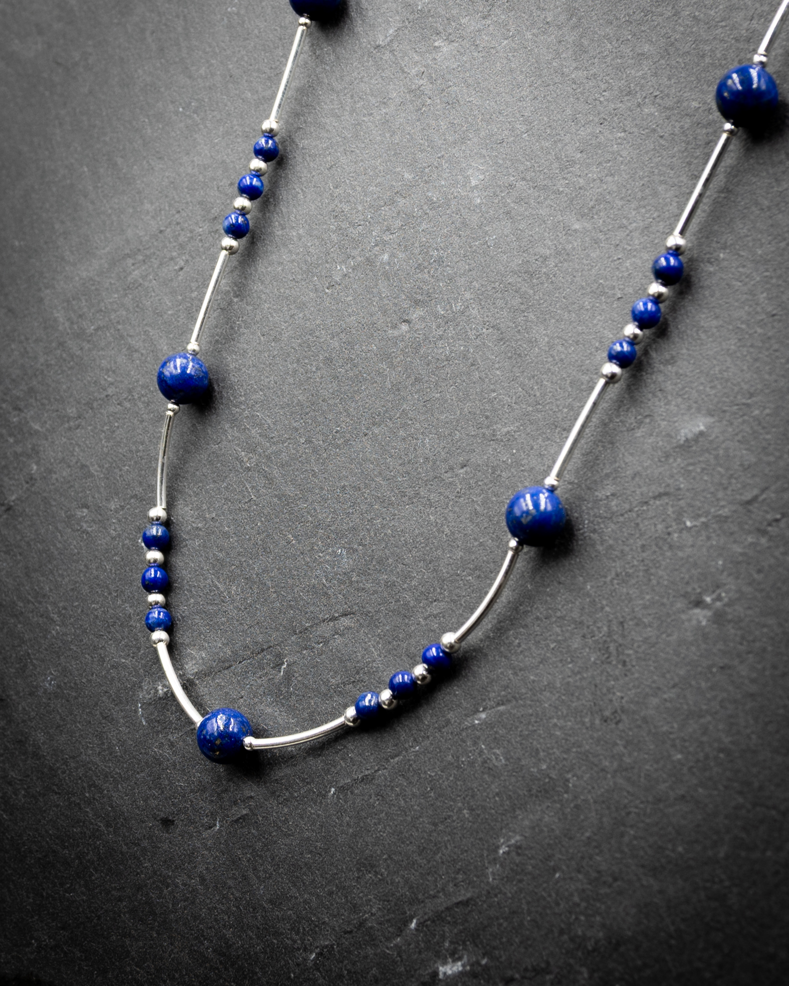 Collar de plata con esferas de lapislázuli